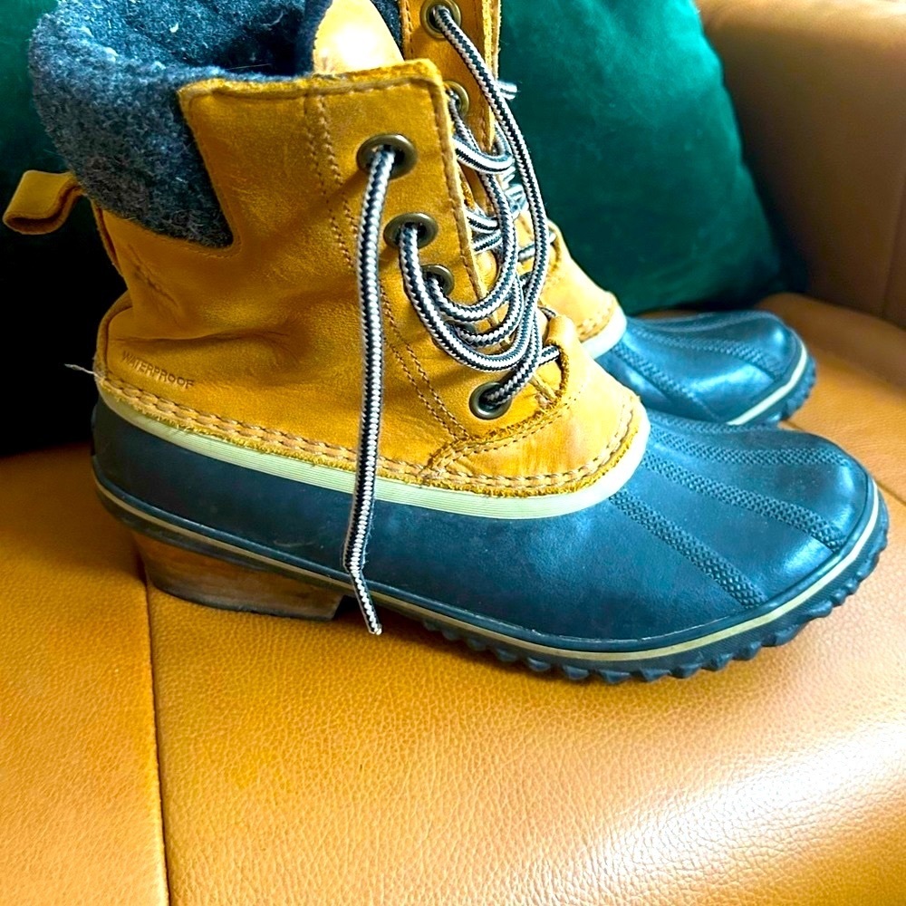 Sorel Slimpack II Lace Winter Boots size 9 tan
